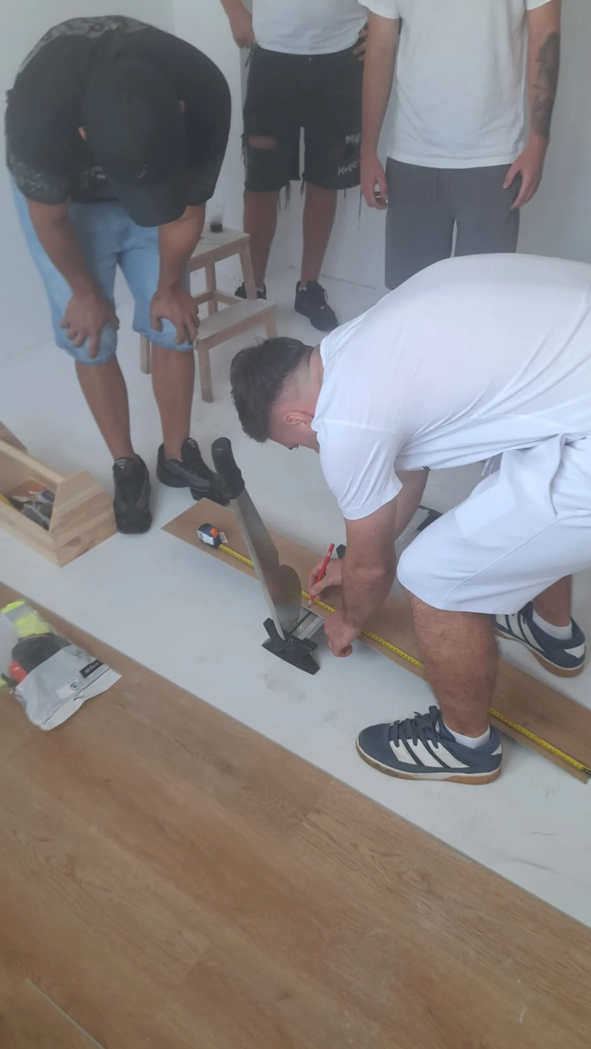 Instructor demonstrează montajul parchetului la primul atelier SYCS 360