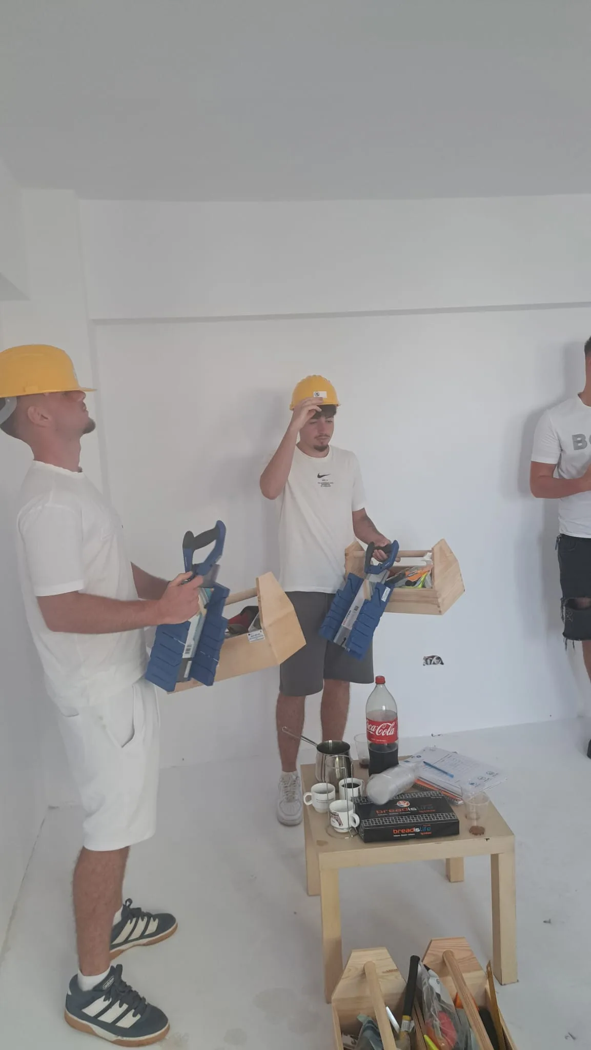 Participanți la atelier pregătind sculele pe masa de lucru