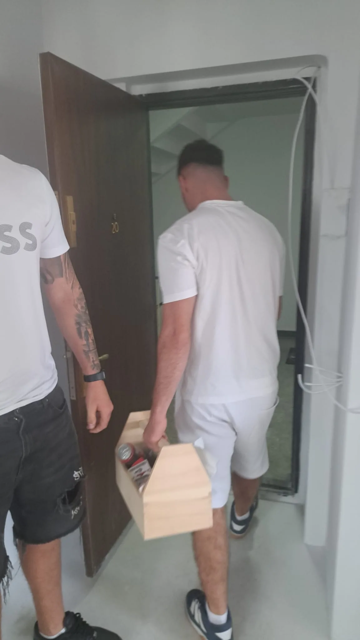 Participant transportând lada de scule pe șantierul de renovare