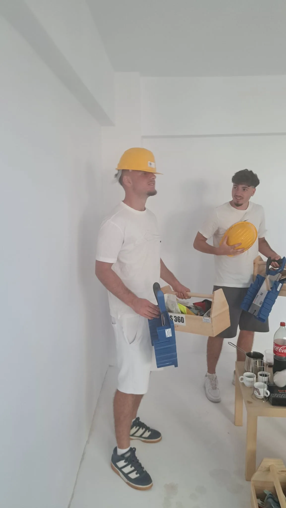 Participant primind casca de protecție înainte de începerea lucrului