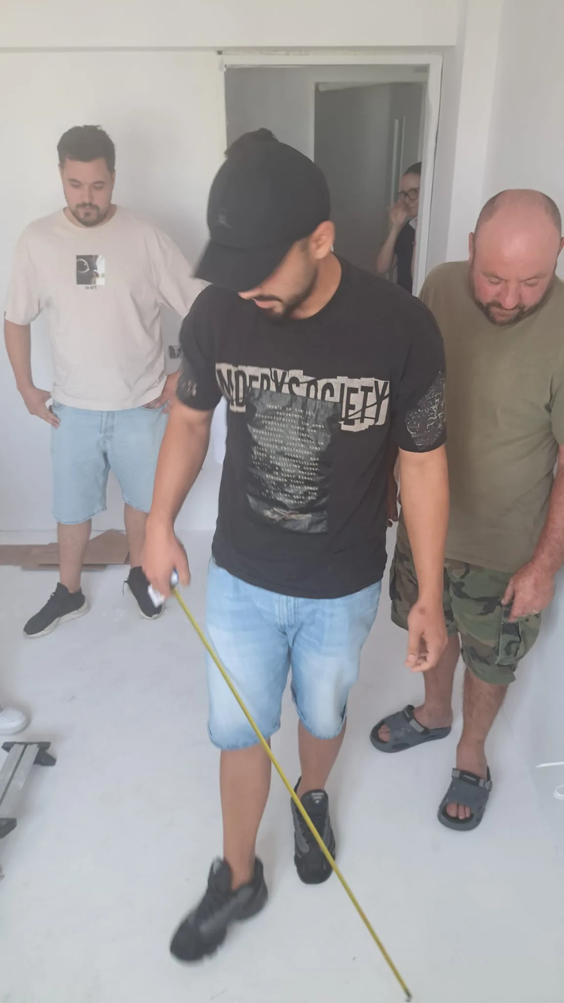 Măsurarea încăperii cu ruleta înainte de montajul parchetului