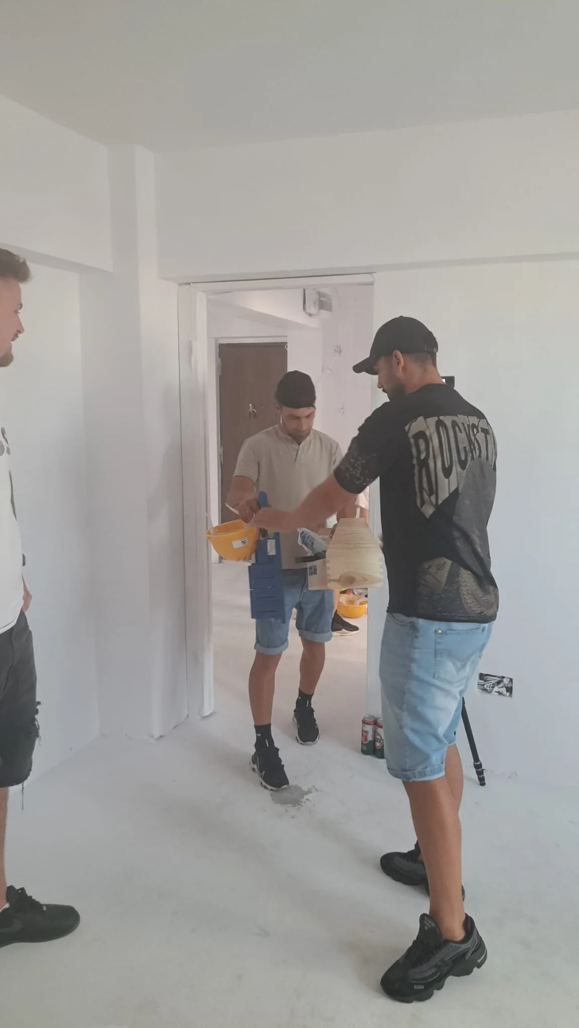Participanți la atelierul de parchetar în apartamentul în renovare
