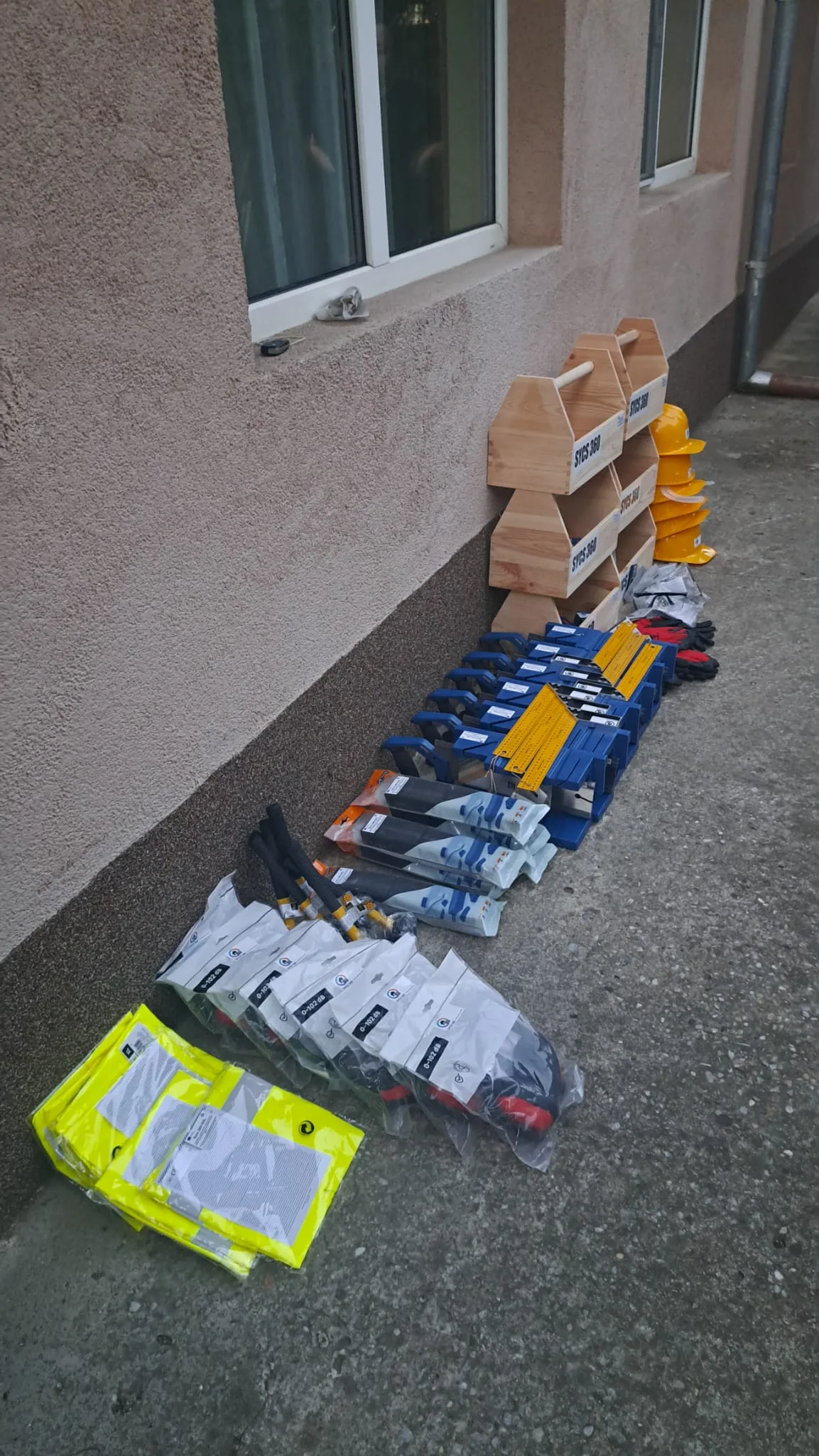 Echipament de protecție și scule pregătite pentru participanți