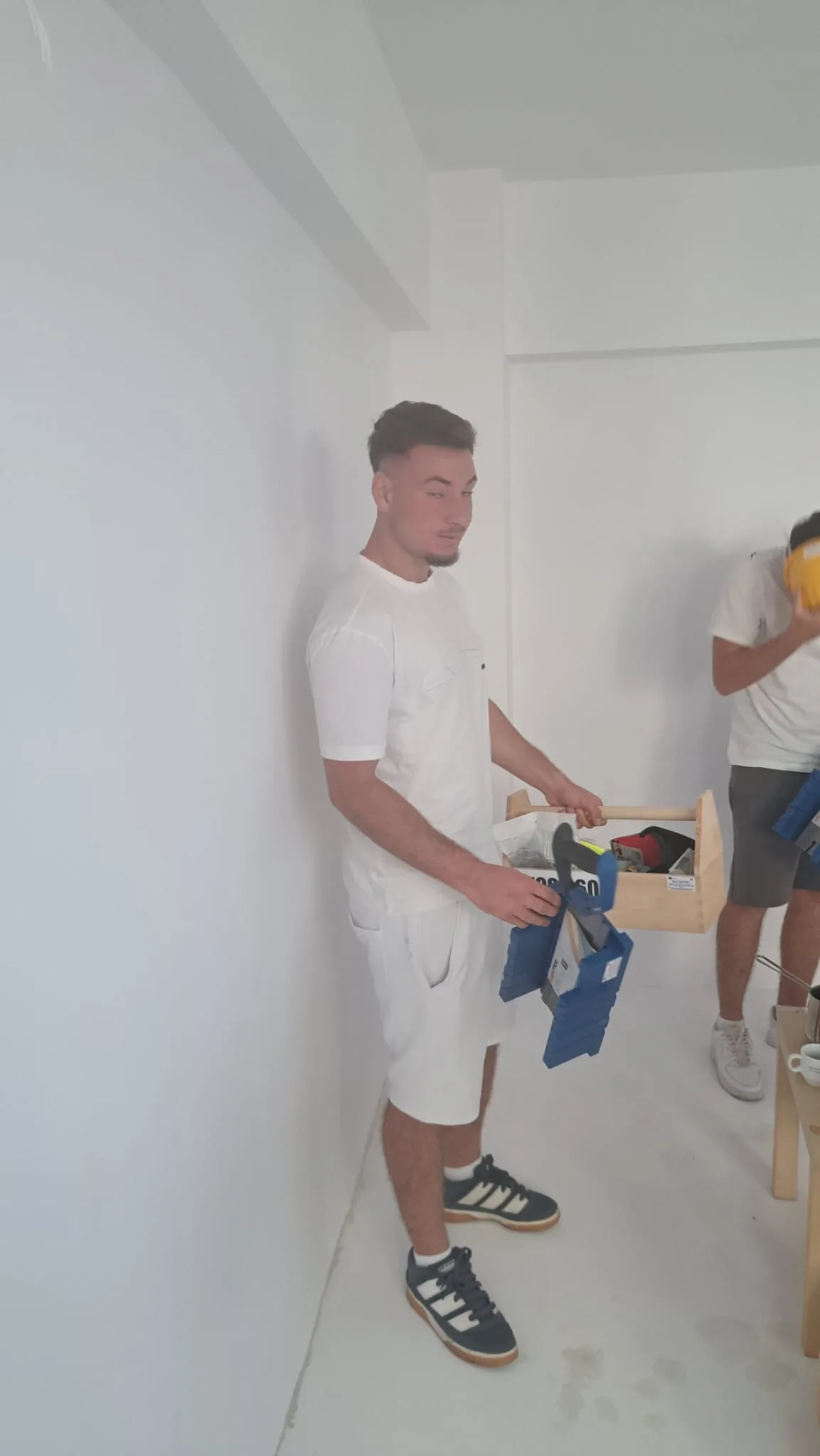Participant primind echipamentul individual de protecție