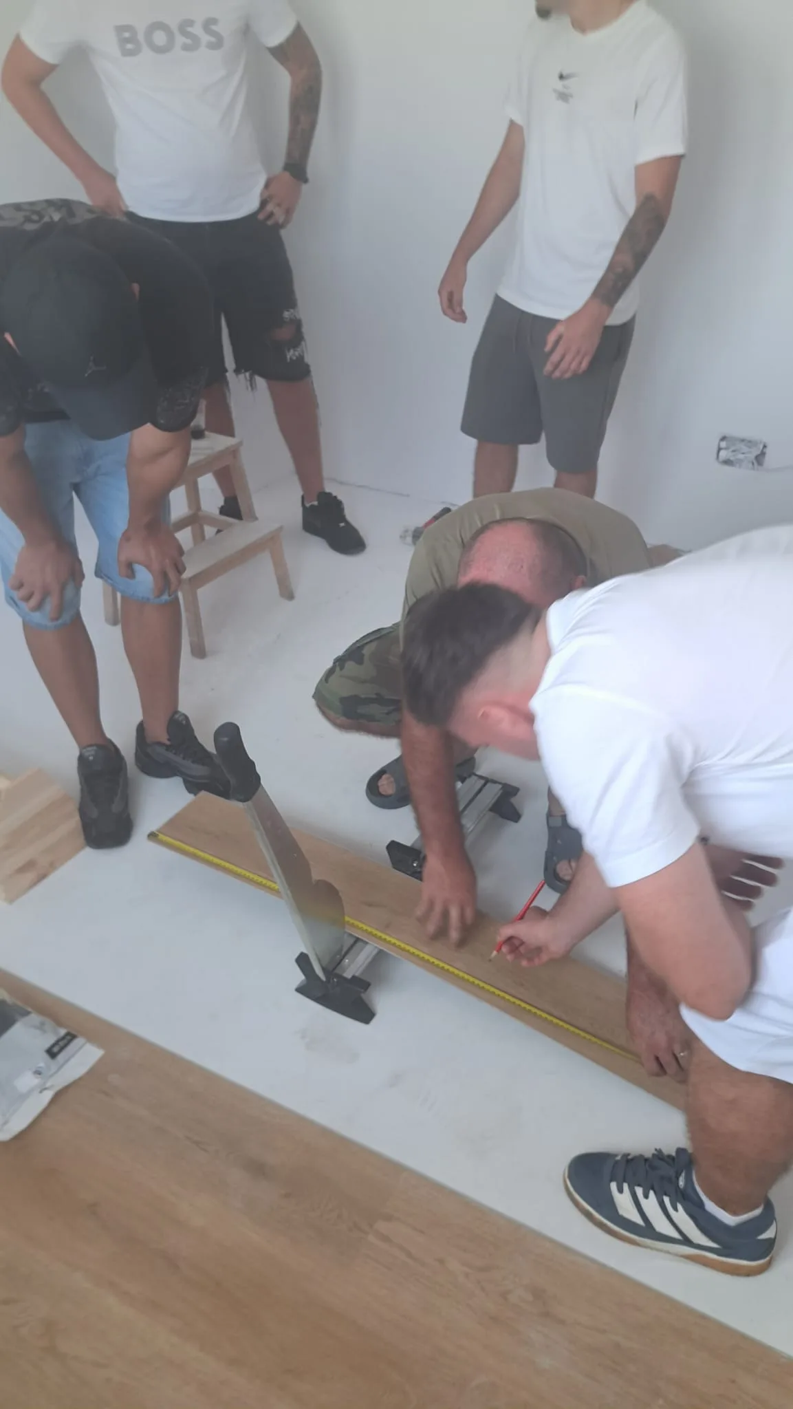 Instructorul arată tehnica de îmbinare a lamelelor de parchet