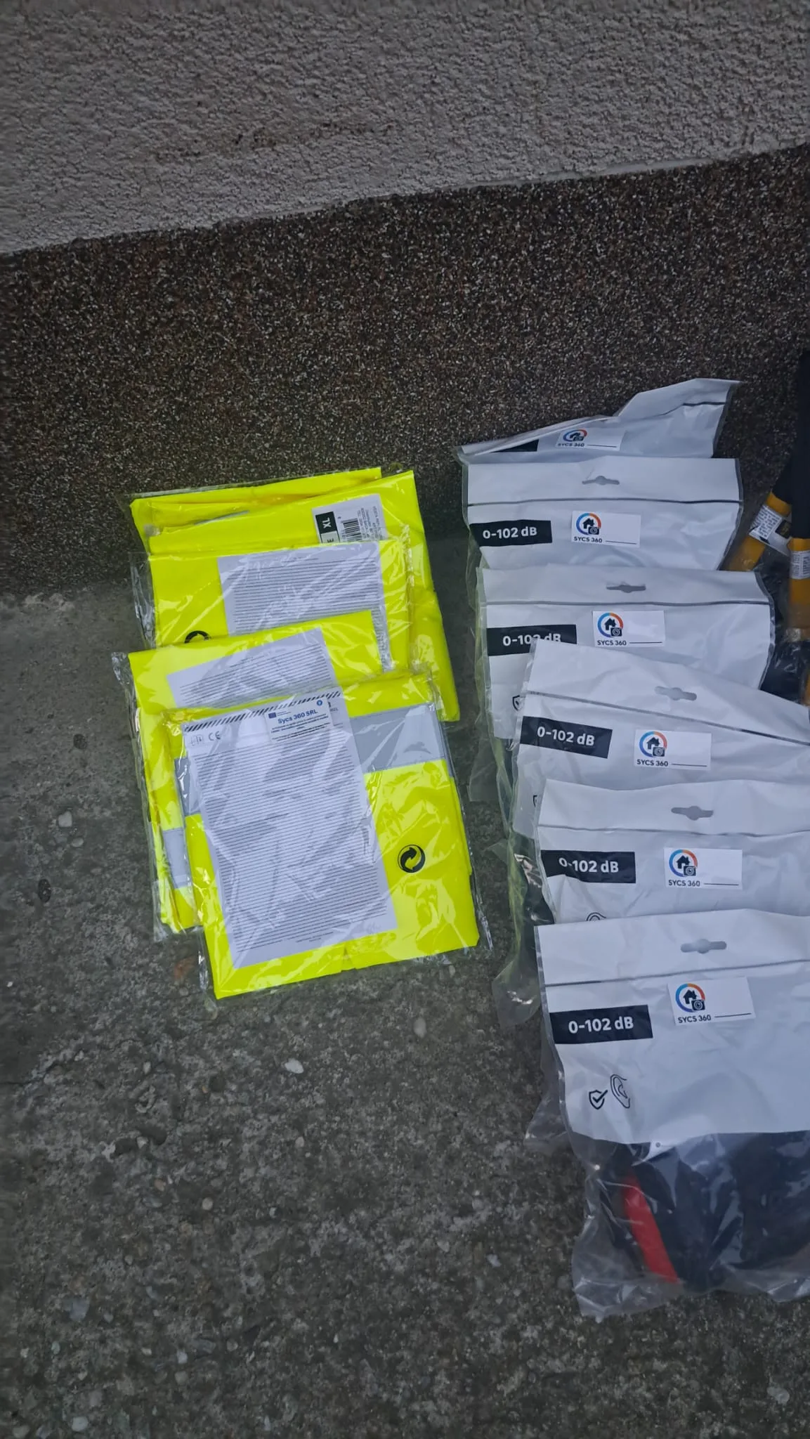 Veste reflectorizante și echipament de lucru noi pentru participanți