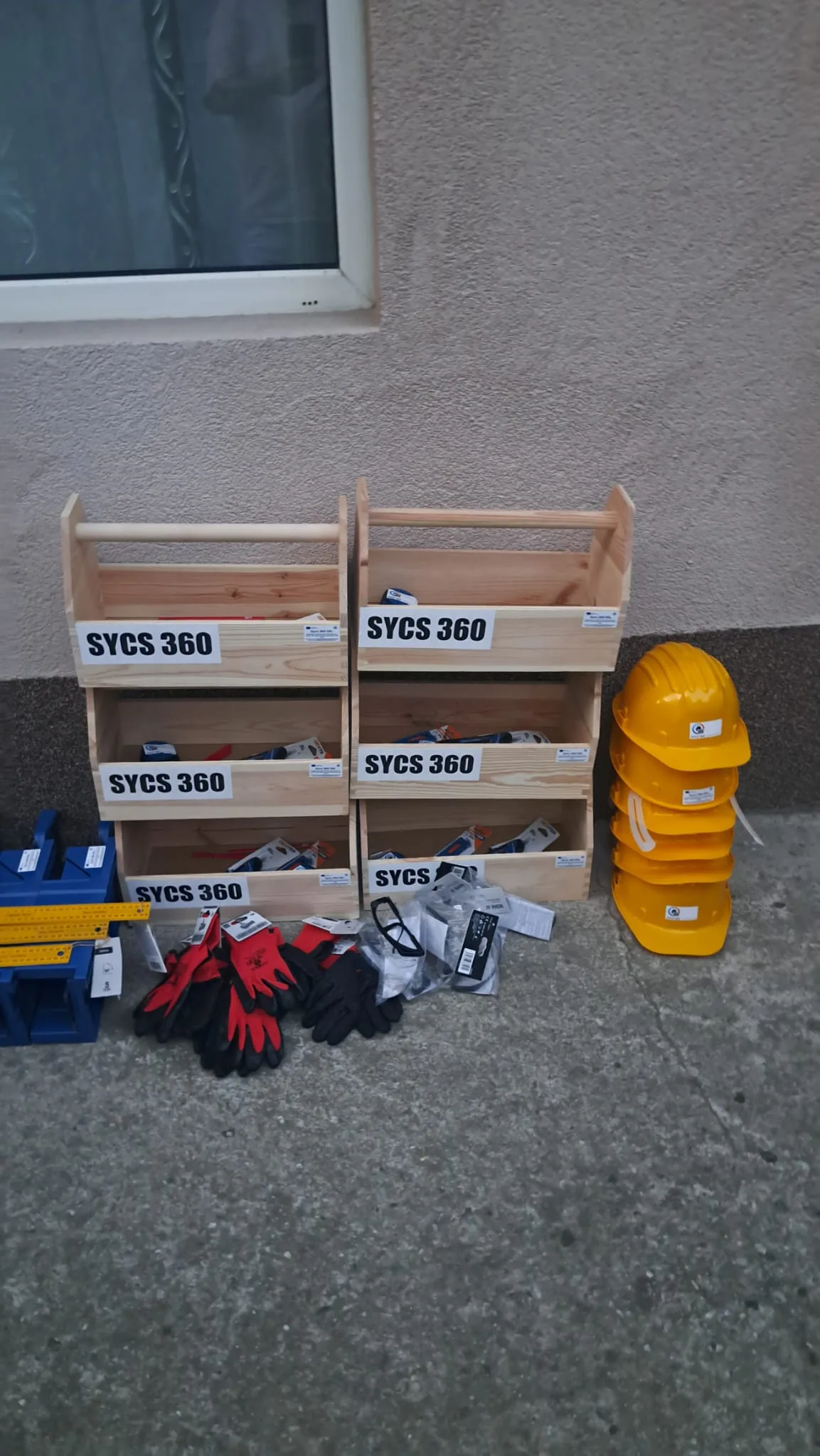 Lăzi de scule inscripționate SYCS 360 și căști de protecție