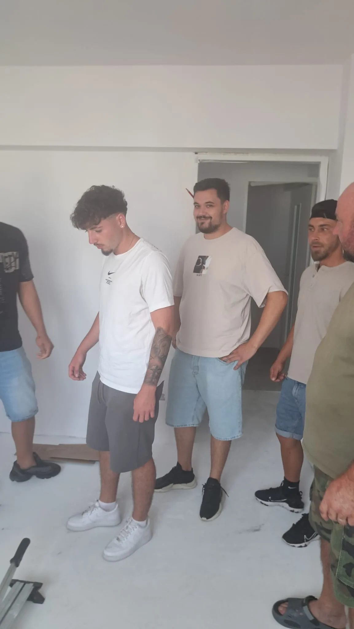 Participanți discutând etapele montajului cu instructorul
