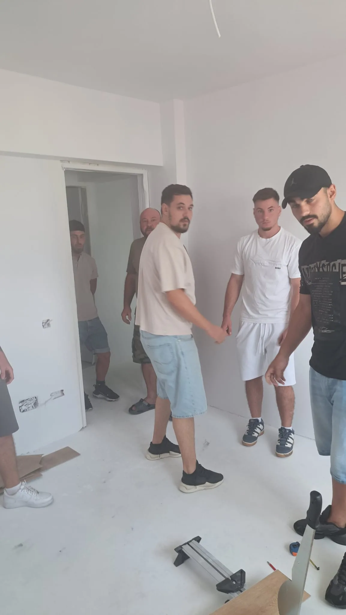 Grupul de participanți în apartamentul renovat