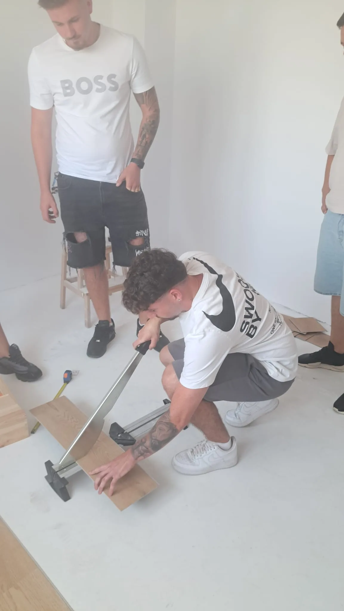 Fixarea lamelei de parchet cu distanțier și ciocan