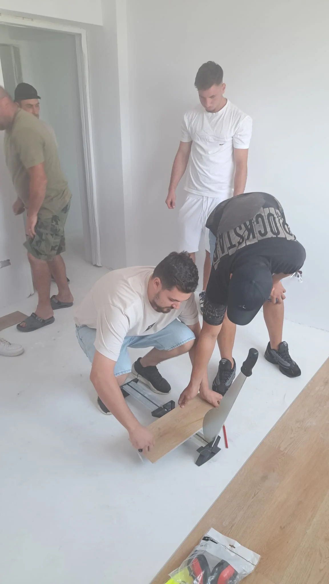 Doi participanți montând împreună parchetul laminat